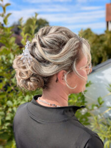 Hochsteckfrisur mit Zopfdetail